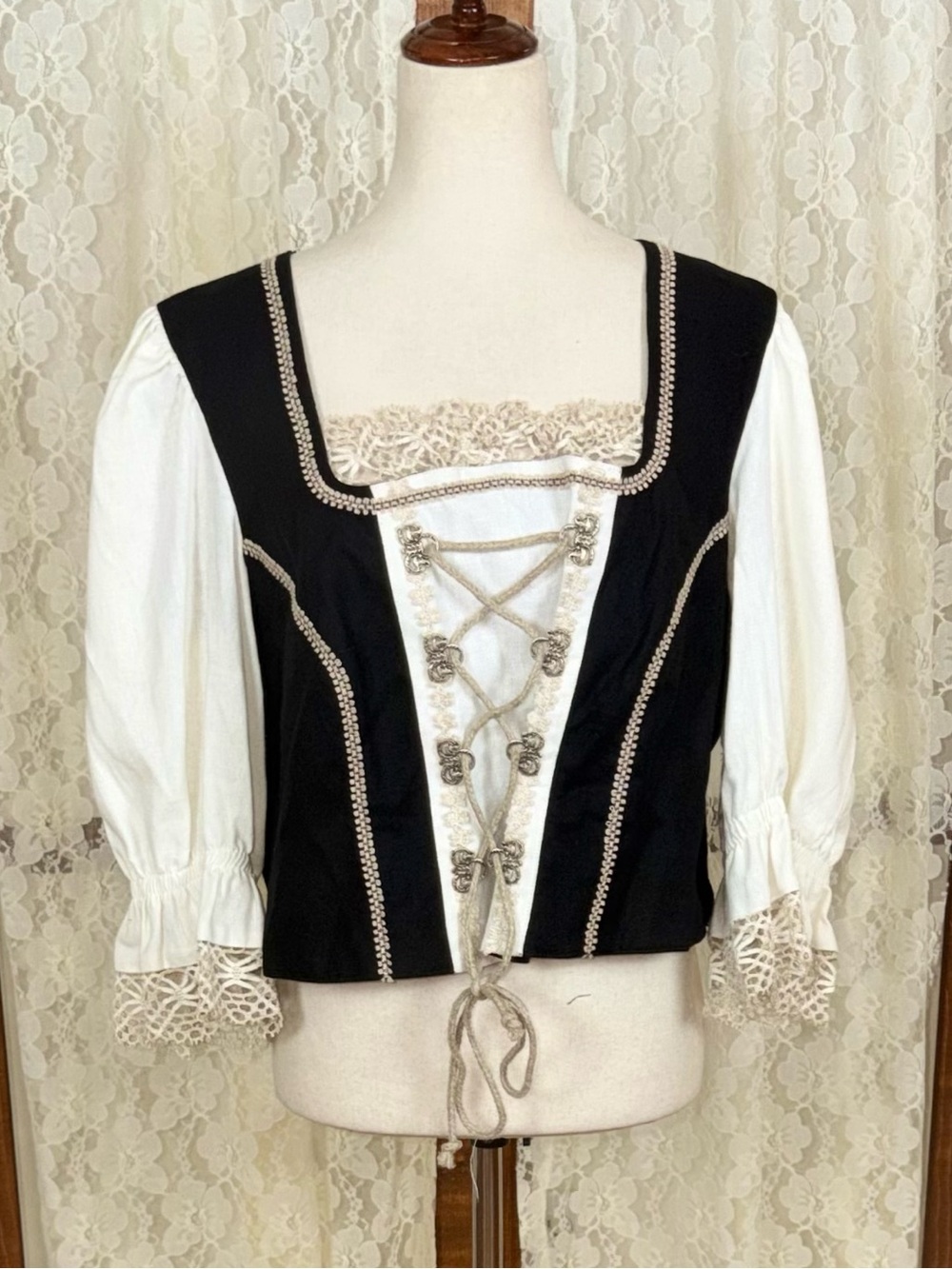 Fabulous Vintage Country Lady Authentic Austrian Dirndl Blouse